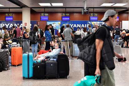 Pasajeros en los mostradores de Ryanair en El Prat, este viernes.