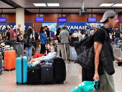 Pasajeros en los mostradores de Ryanair en El Prat, este viernes.