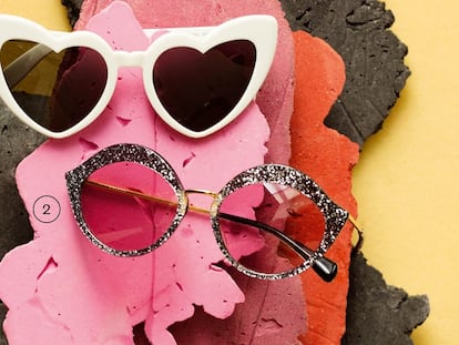 1. Gafas de pasta blancas con forma de corazón de Saint Laurent para MyTheresa. 305 euros. 2. De ojo de gato y pasta glitter de Kaleos. 180 euros.