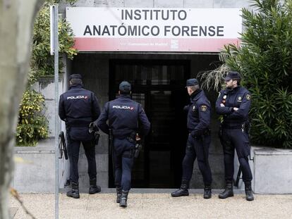 Un grupo de antidisturbios vigila la entrada del Instituto Anatómico Forense.