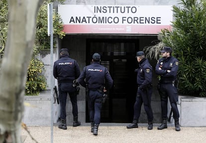 Un grupo de antidisturbios vigila la entrada del Instituto Anatómico Forense.