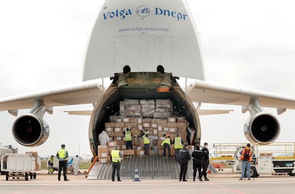 El avión con 65 toneladas de material sanitario que la Generalitat valenciana ha comprado a China, recién aterrizado en Valencia.