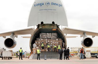 El avión con 65 toneladas de material sanitario que la Generalitat valenciana ha comprado a China, recién aterrizado en Valencia.