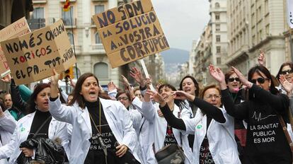 Manifestantes en defensa de la sanidad p&uacute;blica en 2013 en Barcelona. 