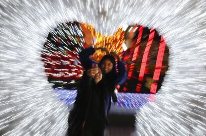 Aunque las navidades no se celebran oficialmente en China, muchos edificios de oficinas y centros comerciales sí decoran sus fachadas con instalaciones luminosas, como la que muestra la imagen, en Pekín.