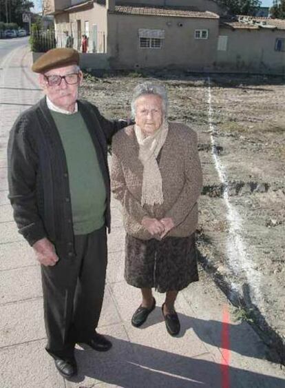 Pedro y Violante, ante su casa de la huerta.