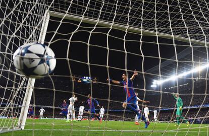 Suárez marca el primer gol para el Barcelona.