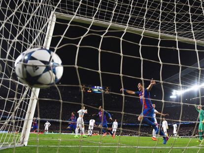 Suárez marca el primer gol para el Barcelona.