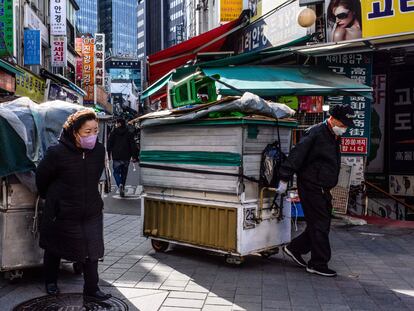 Vendedores con sus puestos ambulantes en el mercado de Namdaemun, en Seúl, el 13 de marzo.