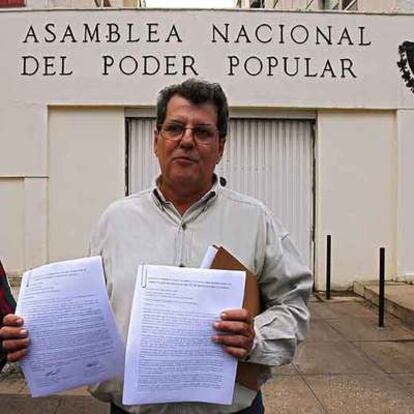 El disidente Oswaldo Payá, tras presentar sus propuestas ante la Asamblea Nacional, ayer en La Habana.