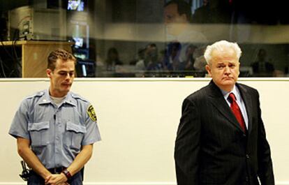 Slobodan Milosevic entra en el Tribunal de La Haya, donde se le juzga por crímenes contra la humanidad.