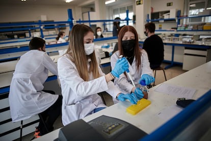 Alumnos de grado de biotecnología de la Universidad Pública de Navarra, este lunes.
