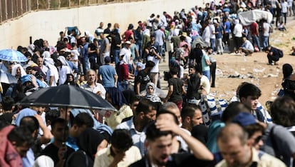 Refugiados sirios esperan en un paso fronterizo con Turqu&iacute;a, este verano.