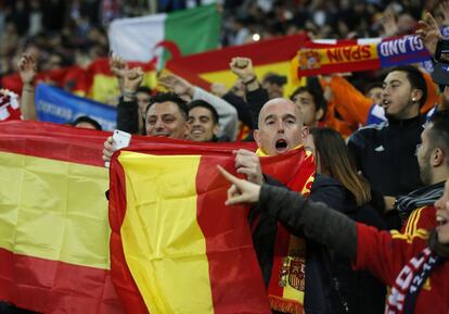Aficionados españoles antes de comenzar el encuentro en el estadio de Wembley.