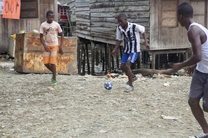 Los jóvenes de la Calle San Francisco hoy pueden jugar a futbol mientras antes corrían el riesgo de ser utilizados o reclutados por los grupos armados.