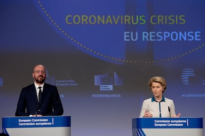 Ursula von der Leyen, Presidente de la Comisión Europea, y Charles Michel, Presidente del Consejo Europeo, durante una rueda de prensa el 23 de abril de 2020