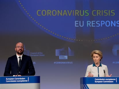 Ursula von der Leyen, Presidente de la Comisión Europea, y Charles Michel, Presidente del Consejo Europeo, durante una rueda de prensa el 23 de abril de 2020