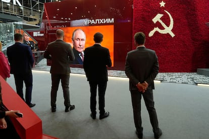 Participantes del Foro Económico de San Petersburgo siguen el discurso de Putin, este viernes. 