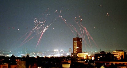 Las baterías antiaéreas iluminan el cielo de Belgrado durante uno de los ataques de la OTAN, en 1999.