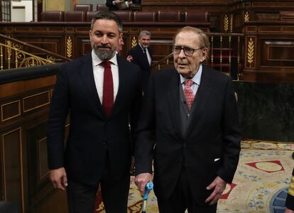 Ramón Tamames (derecha), acompañado del líder de Vox, Santiago Abascal, a su llegada a la segunda y última jornada del debate de la moción de censura que impulsa Vox, este miércoles en el Congreso. 