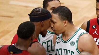 Jimmy Butler, de los Miami Heat, se encara con Grant Williams, de los Boston Celtics, en el partido de este viernes.