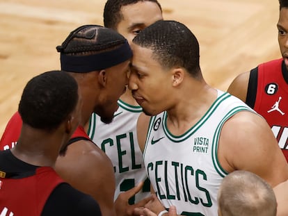 Jimmy Butler, de los Miami Heat, se encara con Grant Williams, de los Boston Celtics, en el partido de este viernes.