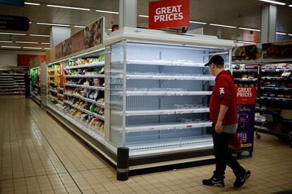 Un cliente mira una estantería vacía en un supermercado del barrio londinense de Walthamstow, en Reino Unido, el 21 de septiembre de 2021.