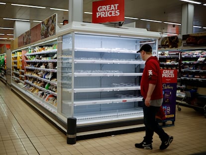 Un cliente mira una estantería vacía en un supermercado del barrio londinense de Walthamstow, en Reino Unido, el 21 de septiembre de 2021.