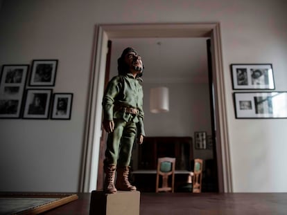 Pequena escultura de Ernesto 'Che' Guevara no apartamento em que nasceu, em Rosário, Argentina.