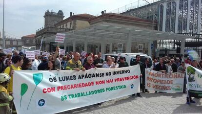 Manifestación de comuneros de montes, ante la estación de trenes de Santiago.