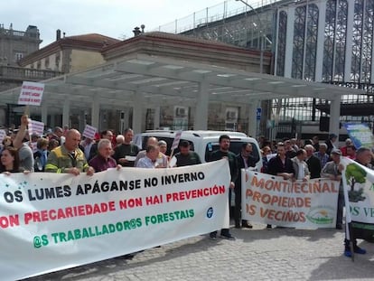 Manifestación de comuneros de montes, ante la estación de trenes de Santiago.