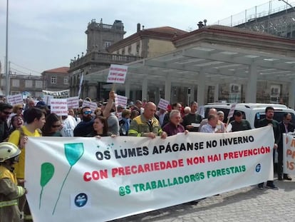 Manifestación de comuneros de montes, ante la estación de trenes de Santiago.