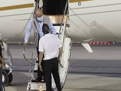 El rey emérito Juan Carlos I baja del avión a su llegada a Abu Dabi, el 3 de agosto de 2020. La foto fue divulgada por el portal Nius.