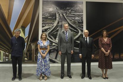 Felipe VI presidió este jueves la inauguración de la exposición 'Creación en movimiento. Ferrovial en la mirada de José Manuel Ballester', que permanecerá abierta al público hasta el 2 de octubre en el Espacio Fundación Telefónica. En la misma, se muestra la visión del pintor y fotógrafo José Manuel Ballester, tras un periplo de un año retratando medio centenar de obras y proyectos de Ferrovial en distintos lugares del mundo, recorriendo más de 30.000 kilómetros. A la inauguración acudió la ministra de Transportes, Movilidad y Agenda Urbana, Raquel Sánchez; Rafael del Pino, presidente de Ferrovial, y Carmen Morenés, directora general de la Fundación Telefónica. La exposición coincide con el 70º aniversario de la fundación de Ferrovial.