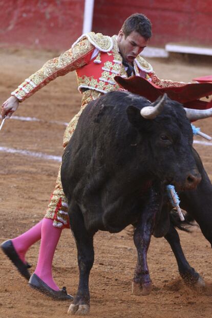 El diestro español José María Manzanares lidia su primer toro.