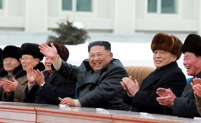 El líder norcoreano Kim Jong Un saluda en una ceremonia para conmemorar la finalización de la construcción de Samjiyon.