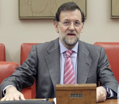 El presidente del PP, Mariano Rajoy, al inicio de la reunión celebrada hoy con los diputados del grupo popular en el Congreso
