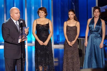 El productor Agustín Almodovar, acompañado por las actrices Lola Dueñas y Yohana Cobo, han recogido durante la gala de inauguración del festival el premio Fipresci por la película <i>Volver</i>, del realizador Pedro Almodóvar.