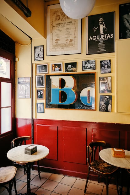 Rincón de la taberna Bodegas Alfaro, con un fragmento del antiguo cartel del establecimiento en la pared. 
