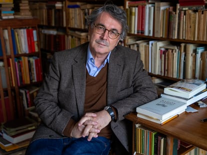 El escritor Andrés Trapiello posa en la biblioteca de su casa en Madrid.