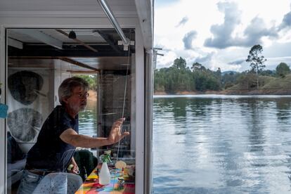 Tomás González en su casa-bote