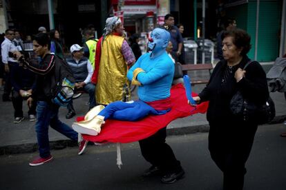 Un hombre disfrazado de Aladino recorre las calles de Lima (Perú) durante la celebración del Día del payaso.