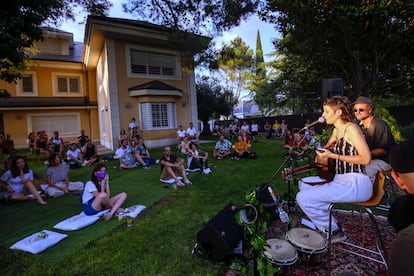 Travis Birds actuando en el jardín de una casa durante un concierto del ciclo Gira en Kasas en Madrid, en agosto de 2020.