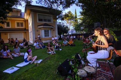 La cantante Travis Birds toca en el jardín de una casa durante un concierto del ciclo Gira en Kasas en Madrid.