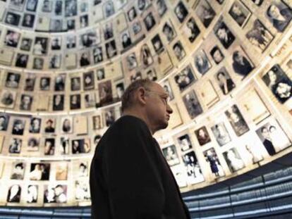 El ministro de Exteriores argentino, Héctor Timerman, visita el Museo del Holocausto en Jerusalén el pasado lunes.