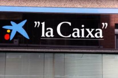 Fachada de una sucursal de La Caixa en Madrid. EFE/Archivo