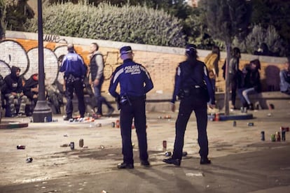 Policías municipales, durante una intervención contra el botellón.