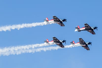 Halcones de la Fuerza Aérea de Chile actúan durante la Feria Internacional del Aire y el Espacio (FIDAE) en Santiago.