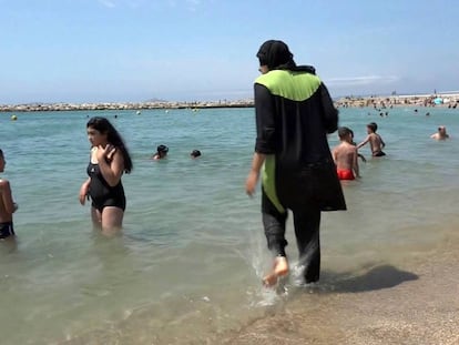 Una mujer con burkini en Marsella (imagen de archivo)