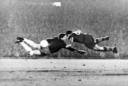 Evaristo (Barcelona) remata de cabeza ante Vicente, portero del Real Madrid, en un encuentro disputado la temporada 1960-1961